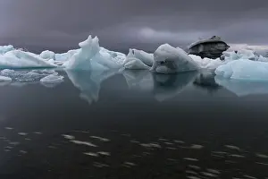 Glacier Lake In Europe Stampe: Icebergs under dark clouds, dramatic and threatening