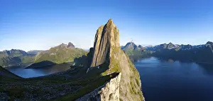 Segla Mountain Norway Stampe: Iconic mountain Segla with steeply sloping cliffs
