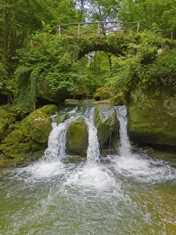 Lussemburgo Stampe: Un'acqua cadente idilliaca scorre sotto un ponte rustico.