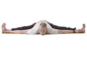 Male Yoga Model Stampe: Image of yogi posing on split, isolated over white backdrop