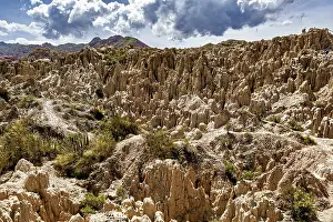 Stampe di Paesaggio eroso impressionante sotto un cielo drammatico con orizzonte nuvoloso, La Valle della Luna Moon Valley vicino a La Paz in Bolivia Bolivia Stampe: Paesaggio eroso impressionante sotto un cielo drammatico con orizzonte nuvoloso.