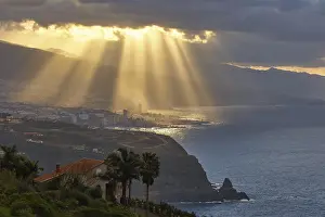 Puerto De La Cruz Landscape Stampe: Impressive sun through cloud rays