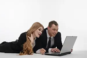 Couple Working Together Stampe: Two individuals engaged in a collaborative activity