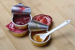 Jam Packaging Waste Stampe: Jam in portion pack with spoon, jam