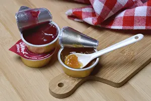 Aluminum Packaging Waste Stampe: Jam in portion pack with spoon, jam