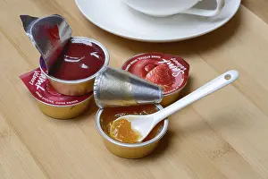 Aluminum Packaging Waste Stampe: Jam in portion pack with spoon, jam