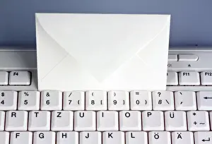 Empty Desk Setup Stampe: The keyboard of a computer and an envelope