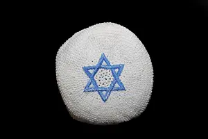 Dark Background Studio Photo Stampe: A knitted version of the kippa