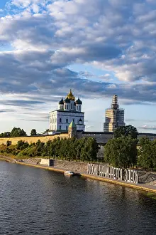 Russian Historic Landmark Stampe: The kremlin and the Trinity Cathedral in Pskov