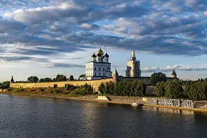UNESCO Site Pskov Stampe: The kremlin and the Trinity Cathedral in Pskov