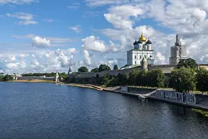 UNESCO Site Pskov Stampe: The kremlin and the Trinity Cathedral in Pskov