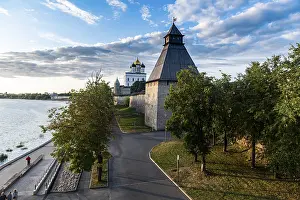 Russian Historic Landmark Stampe: The kremlin and the Trinity Cathedral in Pskov