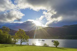 Loch Lomond Scotland Stampe: Lake with dramatic clouds and sun in spring