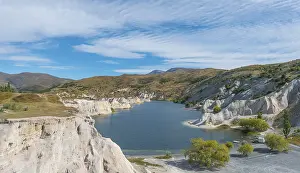 Limestone Cliffs New Zealand Stampe: Lake surrounded by limestone cliffs