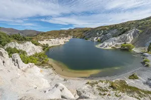Limestone Cliffs New Zealand Stampe: Lake surrounded by limestone cliffs
