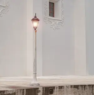 Lantern Pole Stampe: A lantern pole in a square with copy space