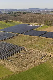 Solar Energy Farm Stampe: Large area with solar panels and open fields