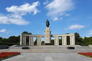 Soviet Memorial Berlin Stampe: A large monument with a statue on a platform