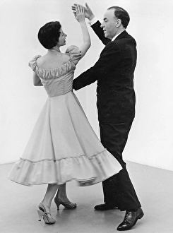 Young Adults Dancing Together Stampe: Learning to dance in the 1950s