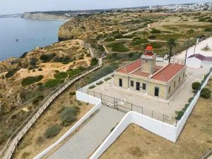 Steep Cliff Coastal Landscape Stampe: A lighthouse on the coast, surrounded by cliffs