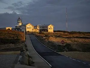 Deserted Beach At Sunset Spain Stampe: Lighthouse of Estaca of Bars at sunset