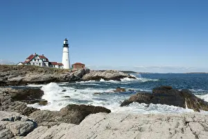 USA Travel Images Stampe: Lighthouse, waves breaking on rocks