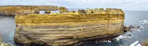 Panoramic Ocean View Stampe: Limestone cliffs rise dramatically above the ocean