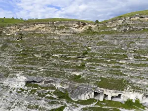 Moldavia Stampe: Scogliere di calcare con strutture di grotte visibili.