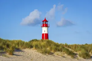 Deserted Dune Landscape Stampe: The Lister lighthouse at Ellenbogen