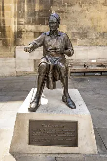 Stampe di Londra, Regno Unito - 16 maggio 2025: Monumento storico che onora il commercio del calzolaio noto come The Cordwainer nel centro della città Immagini Correlate Stampe: Londra, Regno Unito - 16 maggio 2025