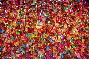 Immagini datate 5 maggio 2024: Love locks north sea beach print st