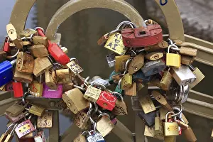 Love Locks Prague Stampe: Lover's lock on a railing