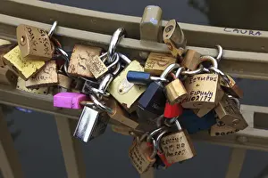 Love Locks Prague Stampe: Lover's lock on a railing