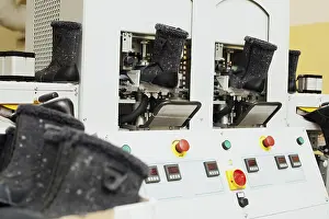 One Person Workshop Setup Stampe: Machine for production and processing of winter shoes