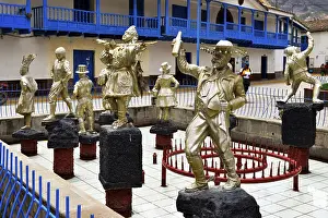 Stampe di Piazza principale con figure danzanti, simbolo per il Festival della Vergine del Carmen, Paucartambo, Provincia di Cusco, Perù Cusco Stampe: Piazza principale con figure danzanti.