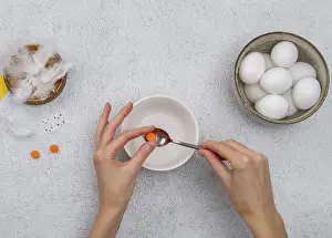 Easter Egg Chick Decoration Stampe: How to make a chick from eggs for Easter decor