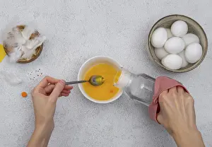 Easter Egg Chick Decoration Stampe: How to make a chick from eggs for Easter decor