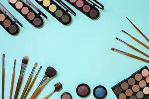 Blue Background Cosmetics Stampe: Make up essentials. Set of professional make up brushes