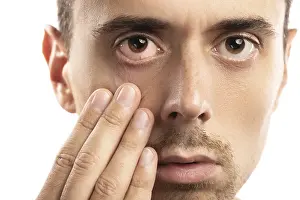 Bright White Background Photo Stampe: Man checking condition of his eye on white background
