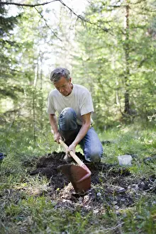 Close Up Gardening Stampe: Man digging the soil