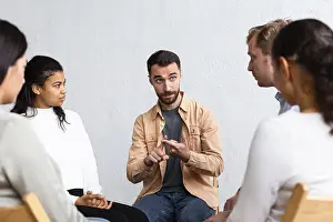 Group Therapy Session Stampe: Man explaining his problems group therapy session