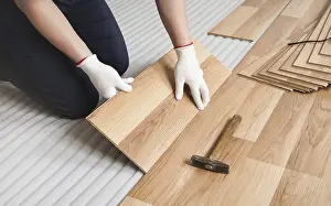 Laminate Flooring Installation Stampe: Man installing laminated floor