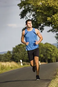 Athletic Movement Stampe: Man jogging through the fields