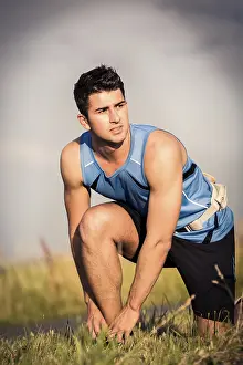 Fitness Man Stampe: Man jogging through the fields