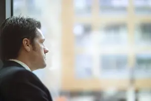 Office Worker Stress Stampe: Man looking out