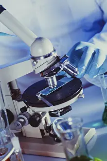 Genetic Information Analysis Stampe: Man is looking into the ocular of microscope
