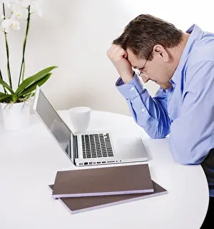 Man Working On Computer Stampe: Man working on personal computer