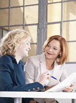 Office Teamwork Success Stampe: Manager working in an office with a trainee