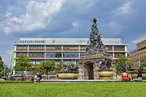 Stampe di In questo piccolo parco nel cuore di Mannheim, la Grupello Pyramid si erge come un monumento alla bellezza e all'arte Mannheim Stampe: Grupello Pyramid Fountain in Paradeplatz Square, Mannheim City Center.