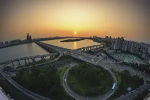 Seoul Cityscape At Sunset Stampe: Mapo bridge view from top of a building